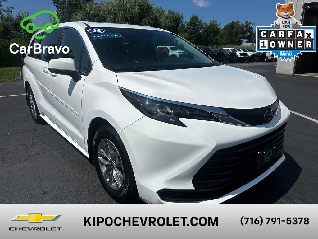 Used 2025 Toyota Sienna LE w/ LE Plus Package FWD image 1