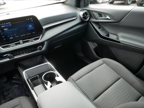 Used 2025 Chevrolet Equinox LT w/ Safety and Technology Package image 11