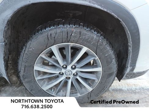 Used 2019 Toyota Highlander XLE image 2