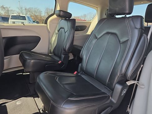 Used 2024 Chrysler Pacifica Touring-L image 10