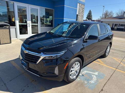 Used 2023 Chevrolet Equinox LT image 2