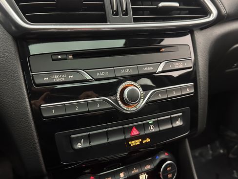 Used 2018 INFINITI QX30 Premium FWD image 15