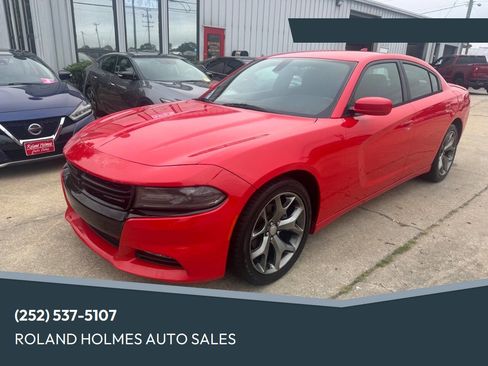 Used 2015 Dodge Charger SXT image 1