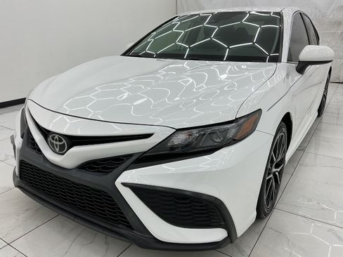 Used 2021 Toyota Camry SE FWD image 1
