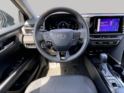 Used 2025 Toyota Camry LE FWD image 5