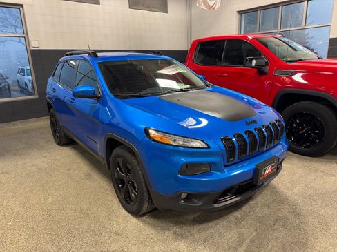 Used 2018 Jeep Cherokee Latitude w/ Altitude Package image 3