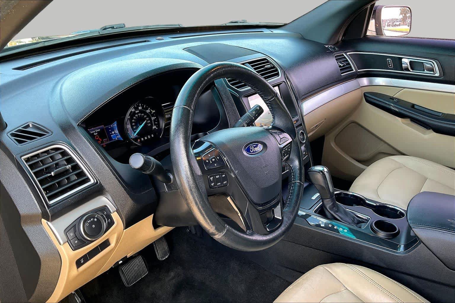 Used 2017 Ford Explorer XLT w/ Equipment Group 202A FWD image 17