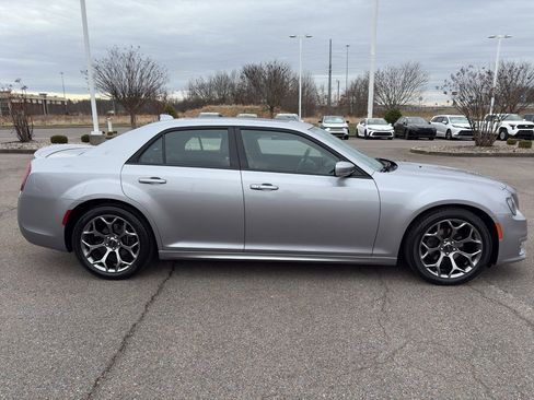 Used 2018 Chrysler 300 S w/ 300S Premium Group image 8