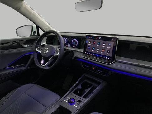 New 2025 Volkswagen Tiguan SE image 18