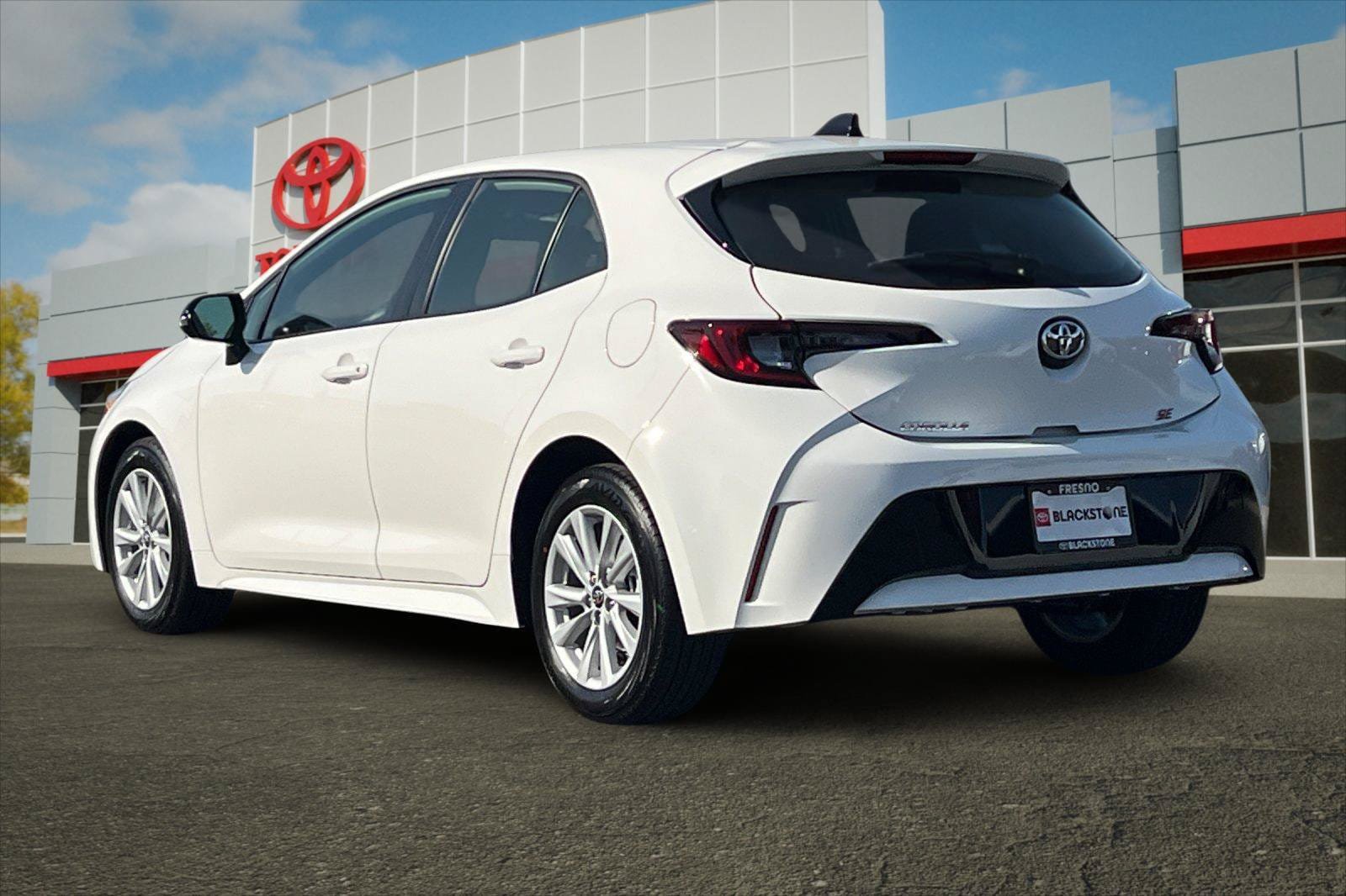 Used 2027 Toyota Corolla SE w/ SE Premium Package FWD image 5