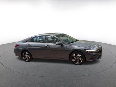 Used 2025 Hyundai Elantra Limited image 2