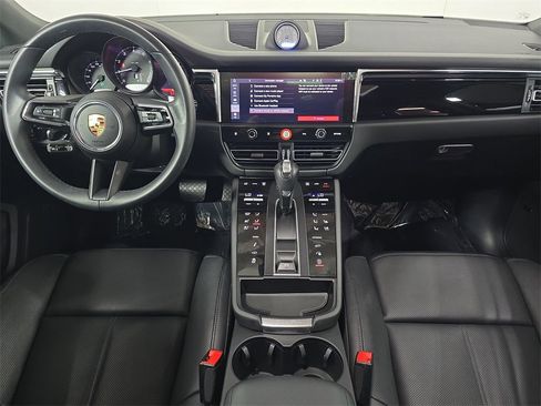 Certified 2025 Porsche Macan image 13