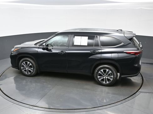 Used 2024 Toyota Highlander XLE AWD/4WD image 38