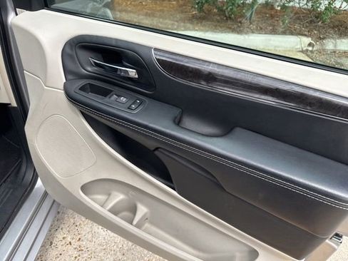 Used 2016 Chrysler Town & Country Touring image 18