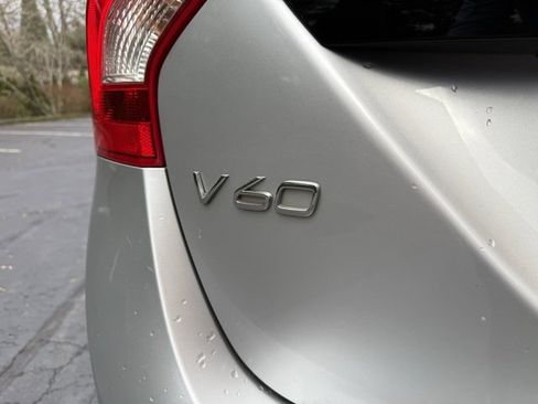 Used 2016 Volvo V60 T5 Cross Country Platinum image 33