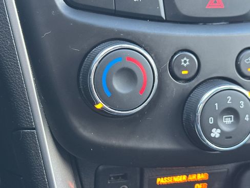 Used 2022 Chevrolet Trax LT w/ LT Convenience Package image 29