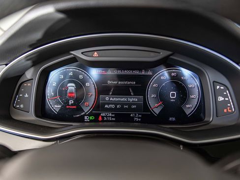 Used 2022 Audi Q8 Premium image 25