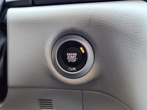 Used 2024 Chrysler Pacifica Touring-L image 21