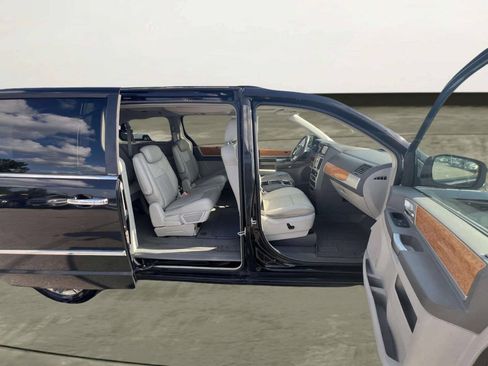 Used 2008 Chrysler Town & Country Limited w/ Entertainment Group #3 FWD image 3
