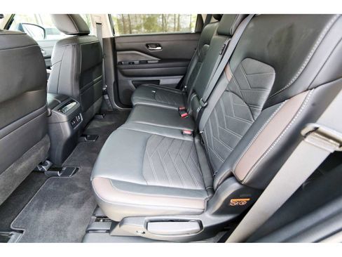 Used 2025 Nissan Pathfinder Platinum w/ Cargo Package image 13