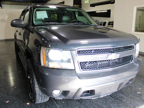 Used 2010 Chevrolet Avalanche LT w/ Luxury Package RWD image 10