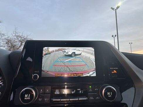 Used 2024 Toyota Highlander LE image 7