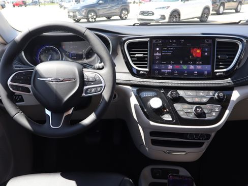Used 2024 Chrysler Pacifica Touring-L FWD image 15