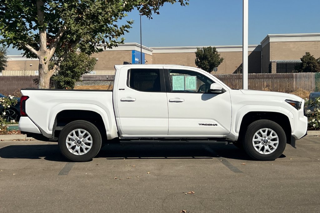 Certified 2025 Toyota Tacoma SR5 AWD/4WD image 3