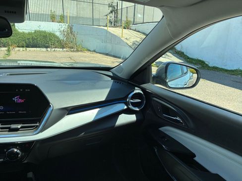 Used 2025 Chevrolet Trax LT w/ LT Convenience Package image 34