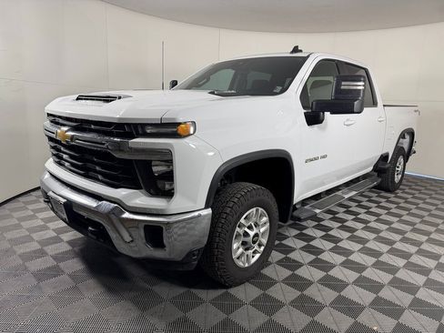 Used 2024 Chevrolet Silverado 2500 LT image 3