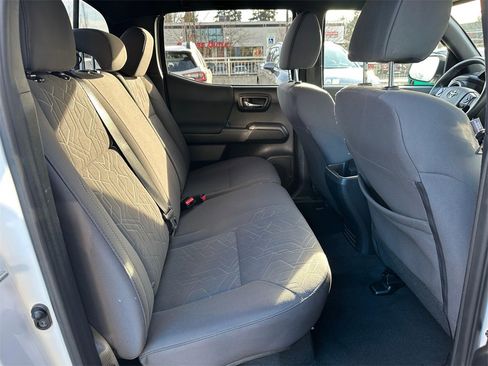 Used 2018 Toyota Tacoma TRD Sport image 12