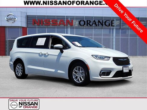 Used 2023 Chrysler Pacifica Touring-L FWD image 1