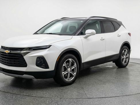 Used 2025 Chevrolet Blazer LT FWD image 3