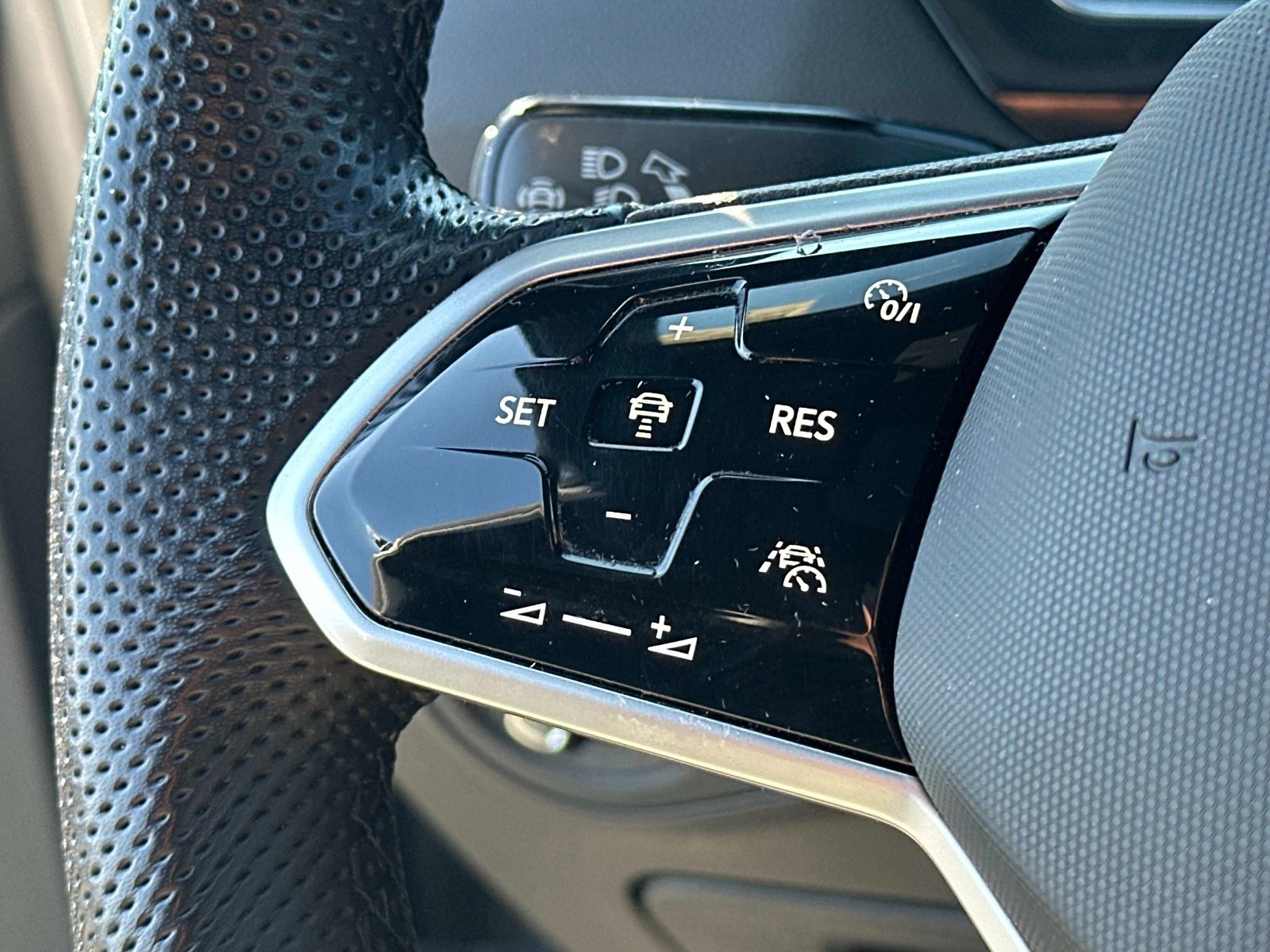 Certified 2023 Volkswagen Tiguan SE R-Line FWD image 22