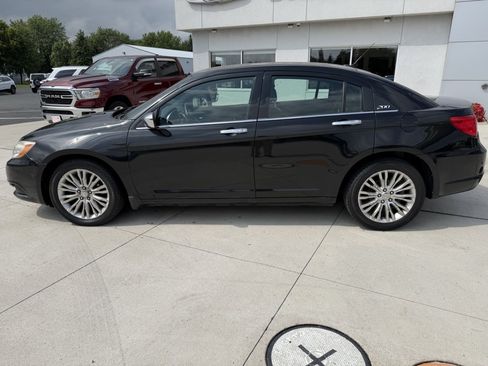 Used 2011 Chrysler 200 Limited FWD image 4