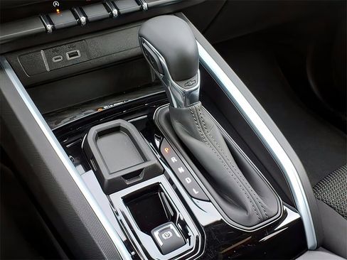 Used 2024 Chevrolet Colorado LT w/ LT Convenience Package II image 13