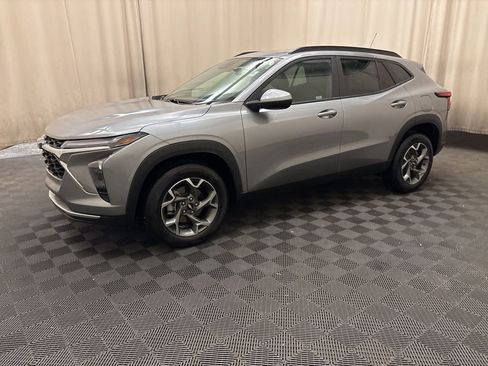 Used 2025 Chevrolet Trax LT w/ LT Convenience Package image 8