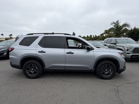 Used 2025 Honda Pilot TrailSport image 2
