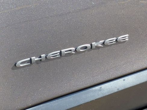 Used 2019 Jeep Cherokee Trailhawk w/ Cold Weather Group AWD/4WD image 12
