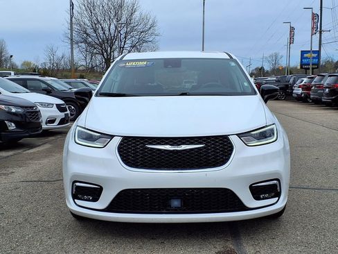 Used 2024 Chrysler Pacifica Touring-L image 2