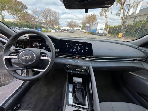 Used 2025 Hyundai Elantra SEL image 34