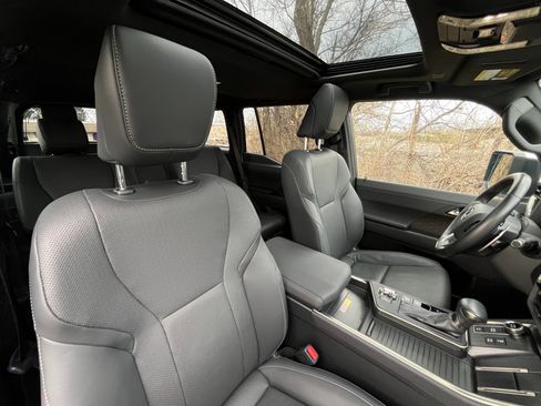 Used 2024 Lexus GX 550 w/ Accessory Package (Z1) image 31