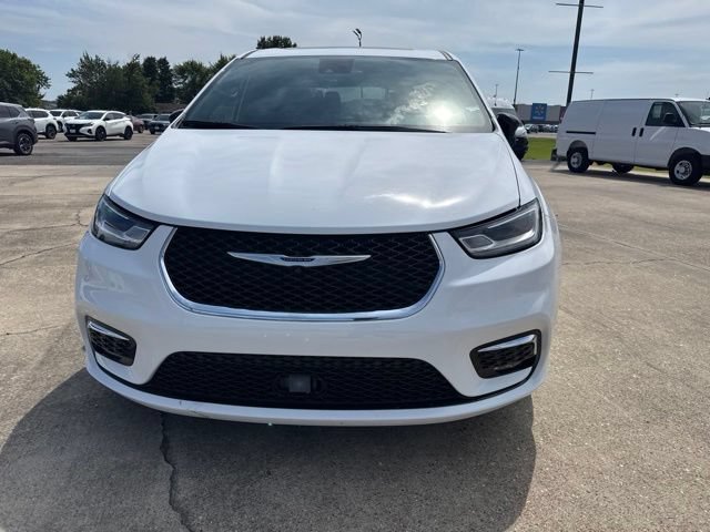 Used 2026 Chrysler Pacifica Limited FWD image 4