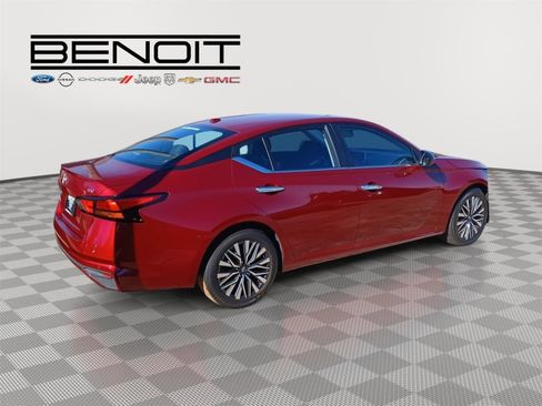 Used 2024 Nissan Altima 2.5 SV image 10