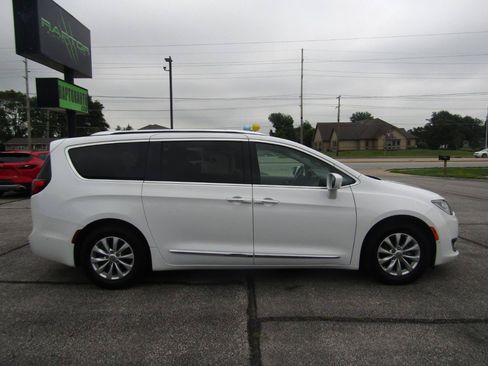 Used 2018 Chrysler Pacifica Touring-L w/ Advanced Safetytec Group FWD image 9