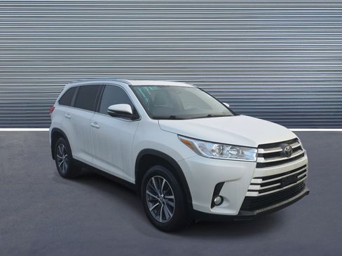 Used 2019 Toyota Highlander AWD V6 image 2