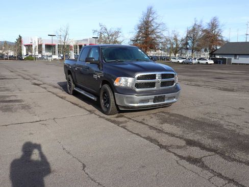 Used 2019 RAM 1500 Classic SLT w/ Luxury Group image 3