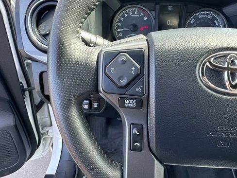 Used 2017 Toyota Tacoma TRD Off-Road w/ Premium & Technology Package AWD/4WD image 17