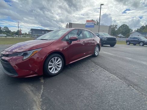 Used 2024 Toyota Corolla LE w/ LE Convenience Package FWD image 2