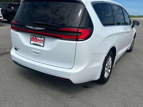 Used 2023 Chrysler Pacifica Touring-L FWD image 6